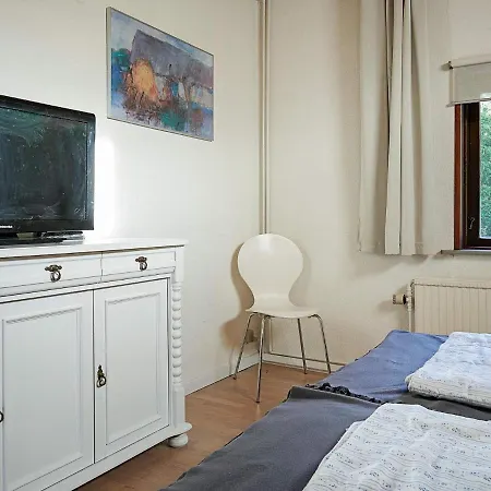 4 Person In Apartament